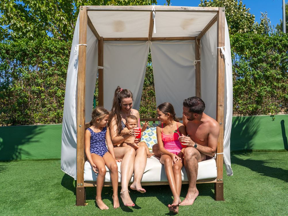 Come to the Costa Blanca with your family for Easter Week